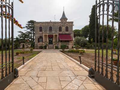 Villa Delvecchio ci appare subito sulla sinistra con il suo caratteristico aspetto che lo fa assomigliare a un piccolo castello